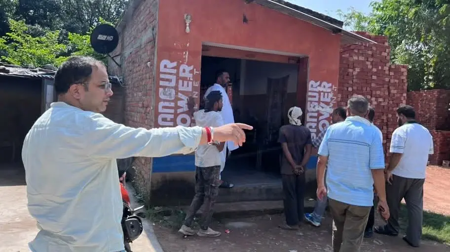 रामनगर में अवैध ईंट भंडारण के खिलाफ नगर पालिका की कार्रवाई, 8 भंडारण केंद्र बिना लाइसेंस मिले, नोटिस जारी किया