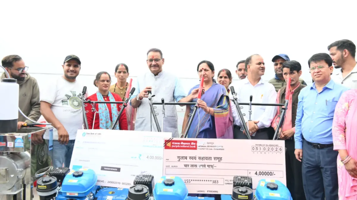 सुवाखोली में सेवा संकल्प अभियान के तहत कृषक रथ को हरी झंडी दिखाकर रवाना करते कृषि मंत्री गणेश जोशी