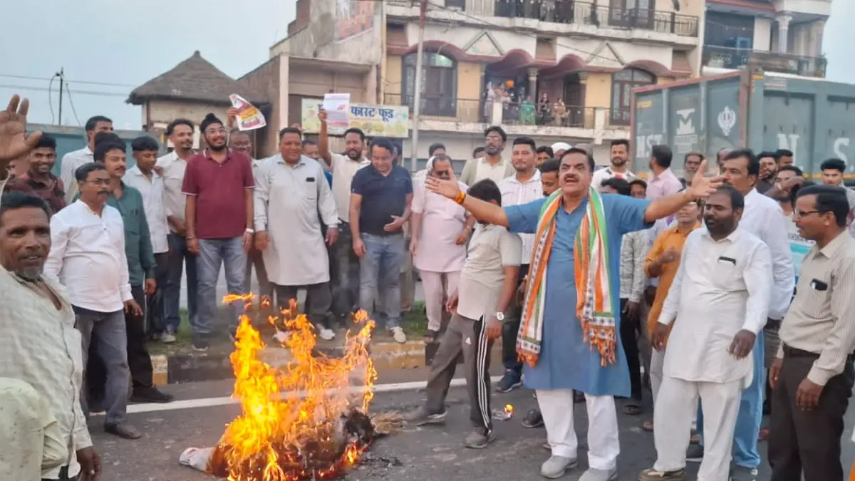 कांग्रेस कार्यकर्ताओं ने मुख्य निर्वाचन आयुक्त ज्ञानेश कुमार का पुतला किया आग के हवाले