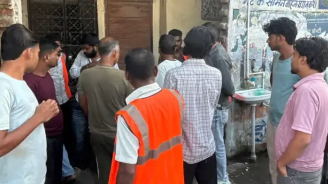 प्रतिबंध के बावजूद मीट की बिक्री करने पर दो दुकानदारों के काटे चालान