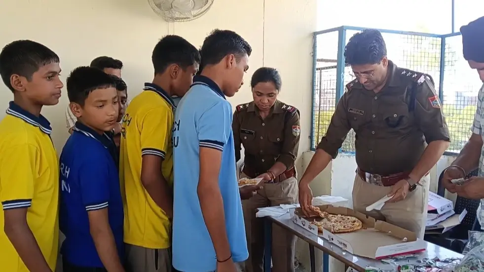 सितारगंज कोतवाली प्रभारी सुंदरम शर्मा ने विद्यार्थियों को साइबर क्राइम और नशे के दुष्प्रभावों के प्रति किया जागरूक