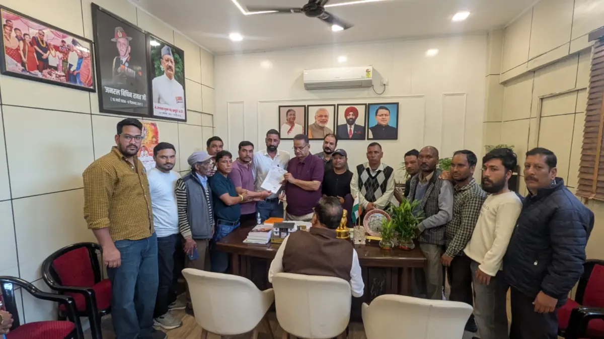 दो साल से रास्ते की राह देख रहे मसूरी के खेतवाला के ग्रामीण, ग्रामीणों ने मंत्री गणेश जोशी से की मुलाकात