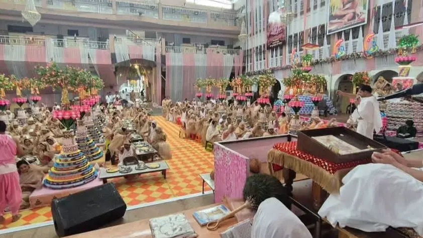 आर्यिका रत्न 105 श्री पूर्णमति माताजी ससंघ के मंगल सानिध्य में समवशरण महामंडल विधान का आयोजन।