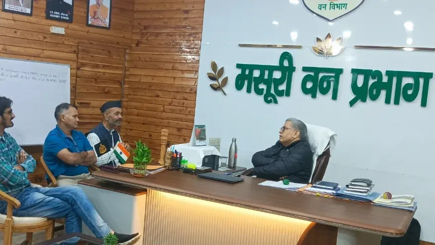 मसूरी के जंगलों में पेड़ों के कटान और अतिक्रमण पर उठे सवाल भाजपा प्रदेश प्रवक्ता रवींद्र जुगरान ने डीएफओ से की मुलाकात