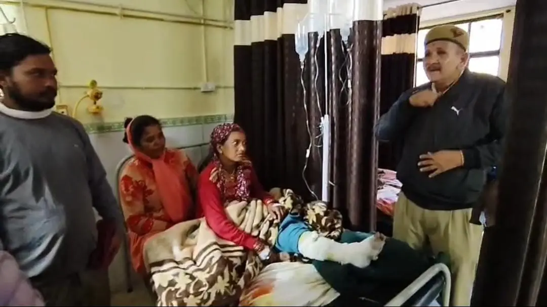 सांप के काटने से महिला गंभीर लोहाघाट उप जिला चिकित्सालय में चल रहा उपचार।