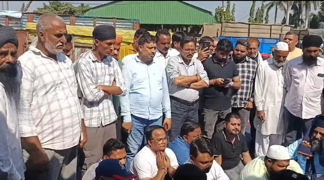 जसपुर में धान की तुलाई नहीं होने से नाराज किसानों का तहसील परिसर में धरना,